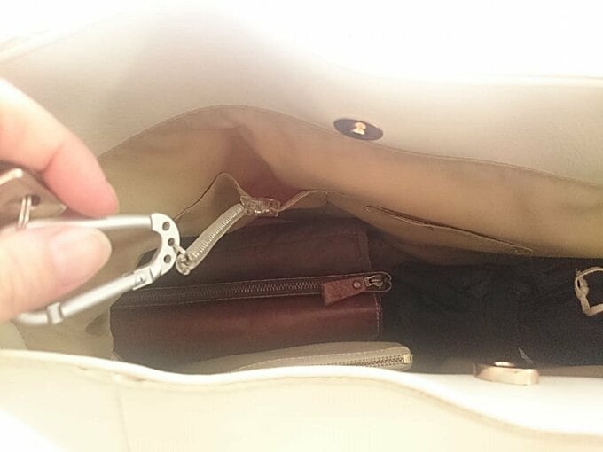 クリップを内ポケットの縁に挟みます