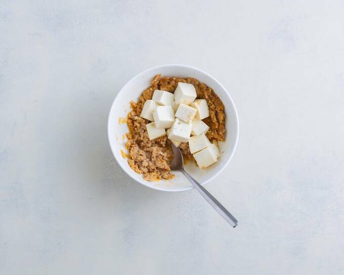 麻婆豆腐具材が入ったボウルにスプーン