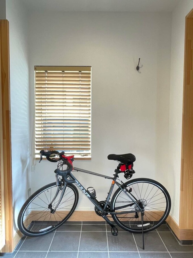 玄関土間に置かれたロードバイク