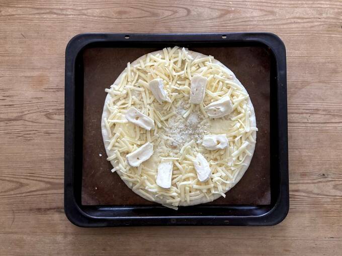ピザにカマンベールチーズ