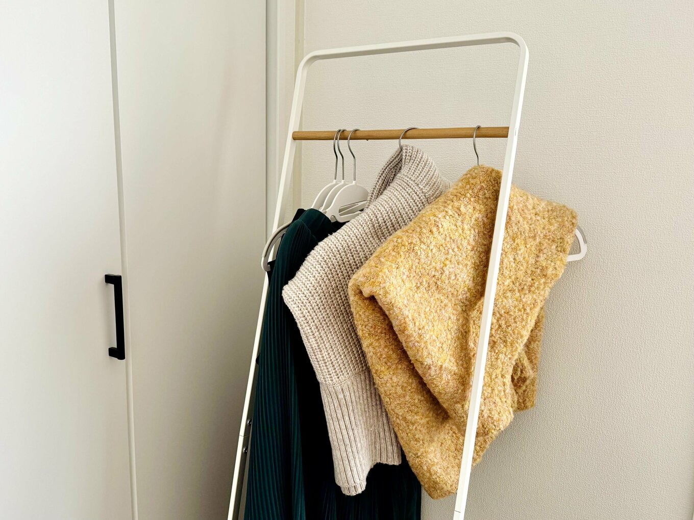 [写真](3ページ目)パーカやニット、かさばる服もコンパクトに。一生使える「服のたたみ方」＆「収納術」 | ESSEonline（エッセ オンライン）