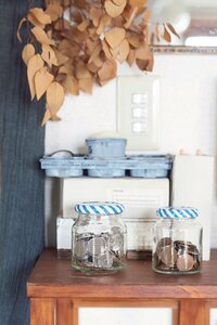 小銭も色別に分ければ、おしゃれなあきビンインテリアに