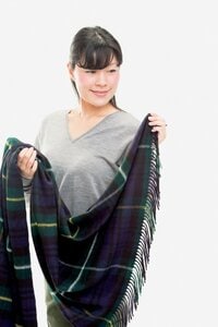 ストールをゆるっとふわっと持つ