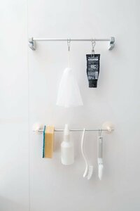 ハンガーとフックで床置きなし