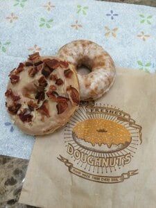 ドーナツにカリカリベーコンをトッピング