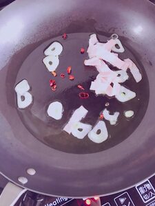 香りが出たら、赤唐辛子とベーコンを入れて炒める