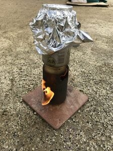 上の缶の縁を触ってみると、グツグツしているのがわかります