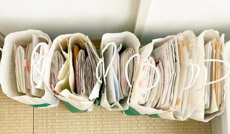 50代ミニマリストが見つけた「かさばる書類の収納術」。紙のファイルならそのままゴミ箱へ