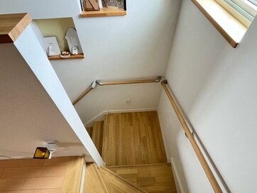 階段を機能的に。ロボット掃除機の基地＆写真を飾るニッチを設置、大きな窓で日中は明かりいらず