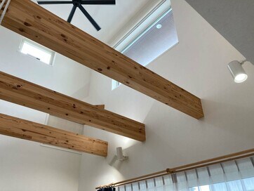 家づくり成功例：漆喰風・木目調の壁紙で、低コストながら見た目抜群の空間に