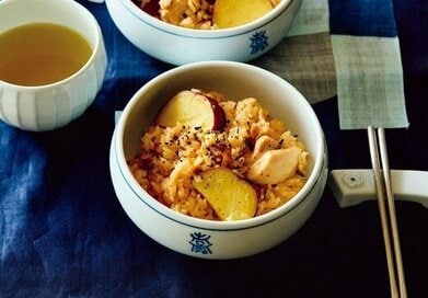 秋に食べたい「サツマイモご飯」レシピ2つ。鶏肉とキムチの組み合わせは絶品