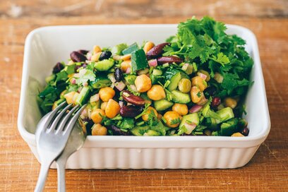 野菜不足を補う「さっぱりサラダ」2つ。ゴマと香菜の風味で食がすすむ