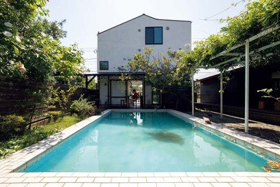 【注文住宅事例】鎌倉のチーズ専門店併用住宅。プールが眺められるバーコーナーも