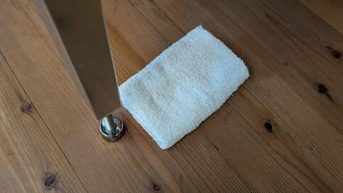 キッチンの床の「水跳ね」にイライラ。“置きっぱなし床ふきん”でチャチャっと解決