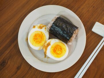 ダイエット中は炊きたてより「冷凍おにぎり」の朝食がおすすめ。漬け卵を添えるだけでタンパク質も