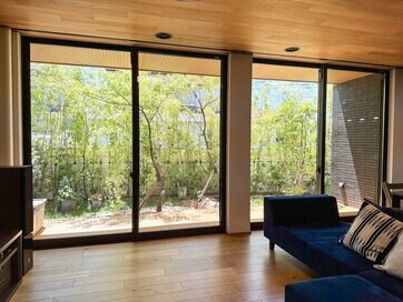 ブロック塀＋常緑樹で室内を見せない工夫を。明るく開放的な家に2年暮らして満足