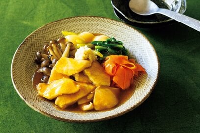 しみじみおいしい「鶏胸肉」と野菜の煮物。とろりとしたあんで食がすすむ