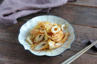 無限に食べられるピリ辛豆モヤシ。ちくわ入りで食べごたえアップ