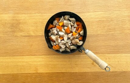 50代、義実家片付け中の「リアルな食卓」。おかずの差し入れに冷凍野菜が大活躍