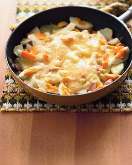 ＜ジャガイモとソーセージとゆで卵のコーンクリームグラタン＞フライパンひとつでできる、子どもも喜ぶレシピ