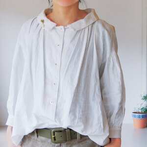 小さな衿のシャツ