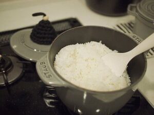炊けたらしゃもじでほぐす。