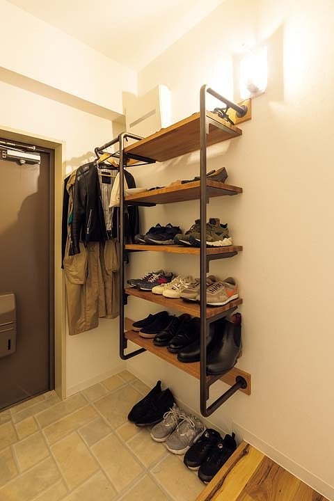 コートハンガーと一体型のシューズラック