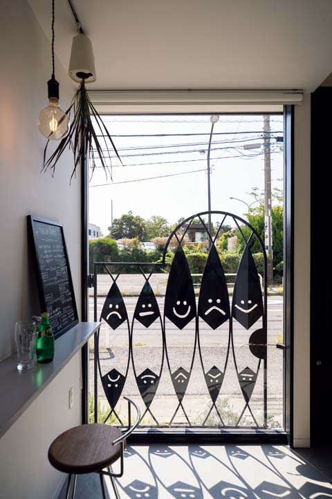 お店のロゴにもなっている門扉