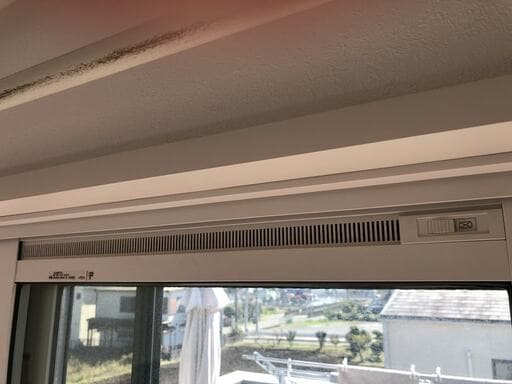 上部にある換気用ユニット