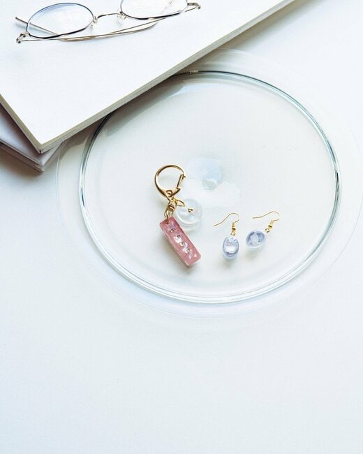 レジンでつくったピアスと名前入りキーホルダー