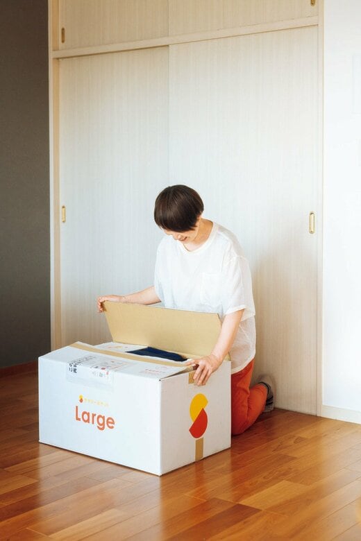 衣類の保管サービスへの箱詰めをする人