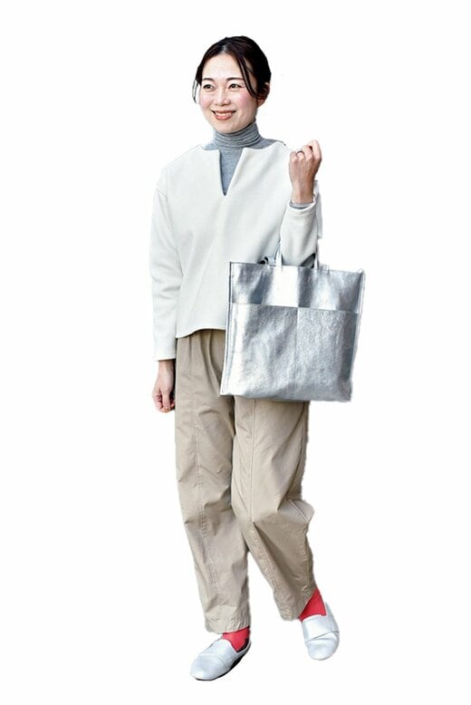 Emiさんがバッグを持って立っている全身の姿