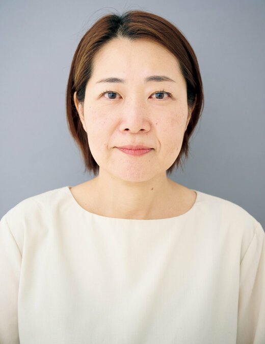 たるみ解消メイク前のESSEフレンズエディターの宮入京子さん(52歳)