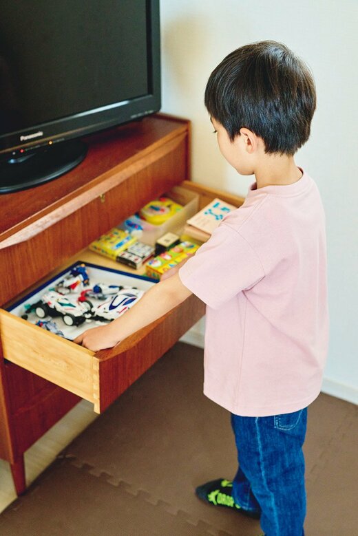 オモチャ箱を整理する子ども