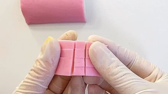 格子状になったかまぼこを開く様子