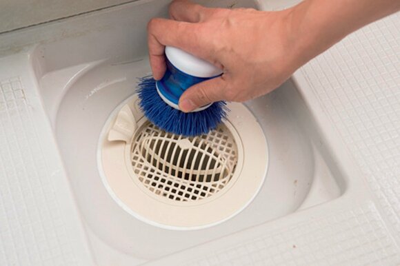 入浴後、髪の毛を取り除き、ブラシで汚れをこする