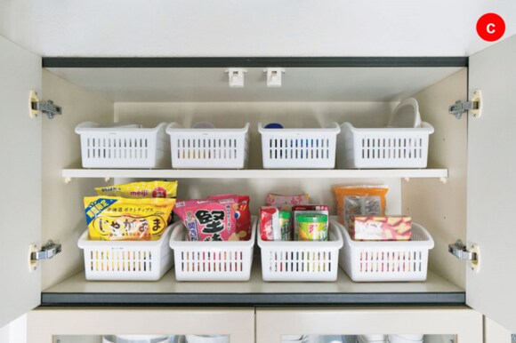 子ども用のおやつは浅めのカゴにざっくり分け、一段に並べて