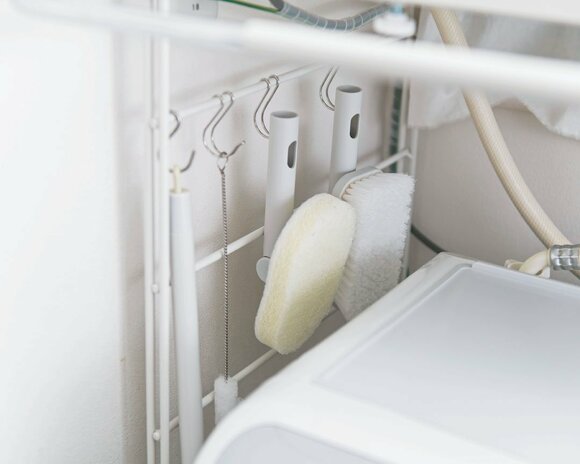 お風呂掃除用のブラシは ドア横につるして収納