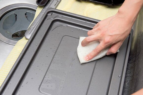 五徳と魚焼きグリルの汚れを落としてから水洗いする