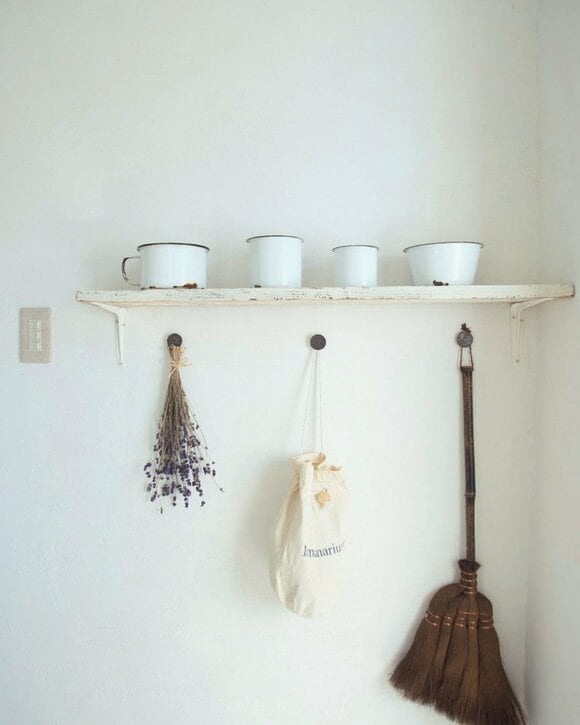 棚の下に掃除用具をつるす