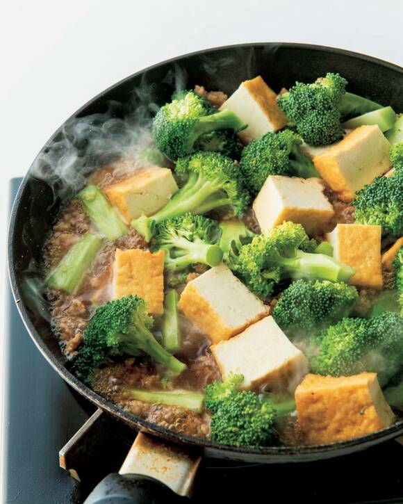 煮立ったら、厚揚げとブロッコリーを加えて4分ほど煮る