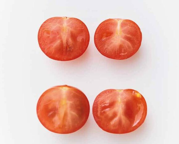 ミニトマトは筋に沿って切ると汁が出にくい