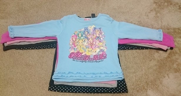 種類ごとに床置きして重ねて大きさを比較する様子