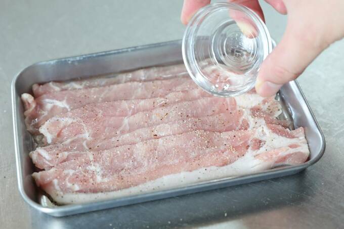 お肉にコショウをふる