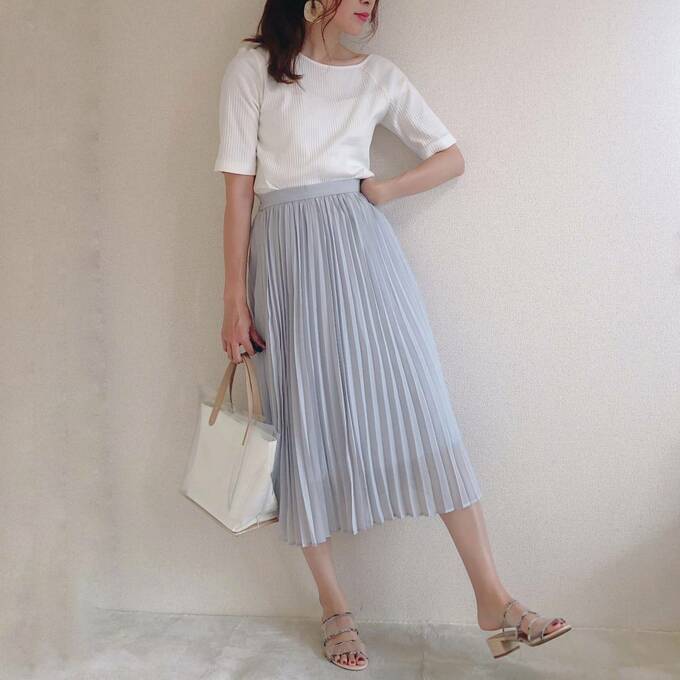 シンプルなTシャツと合わせてきれいめコーデに!