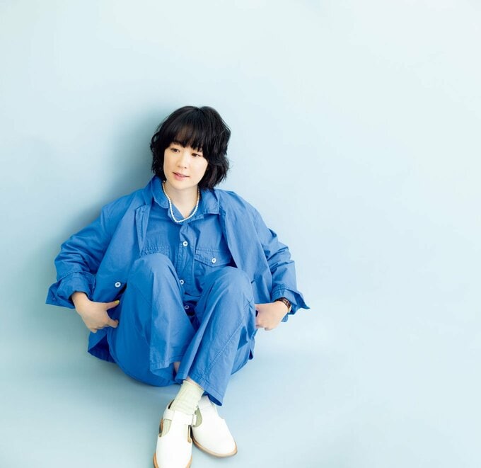 座る黒木華さん