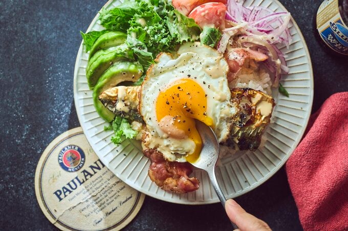 ハンバーグの代わりに焼いた塩サバをのせるだけ！