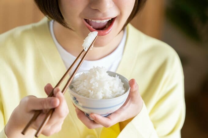 白米を食べる女性