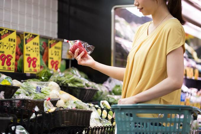 買い物をする女性