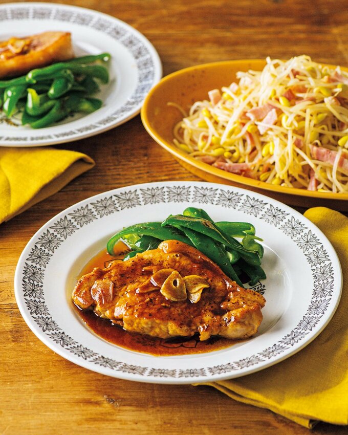 トンテキのピーマン炒め添え、ベーコンとモヤシのレンジ蒸し